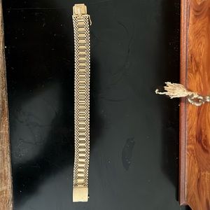 Women’s 14k Gold Bracelet with double clasp.